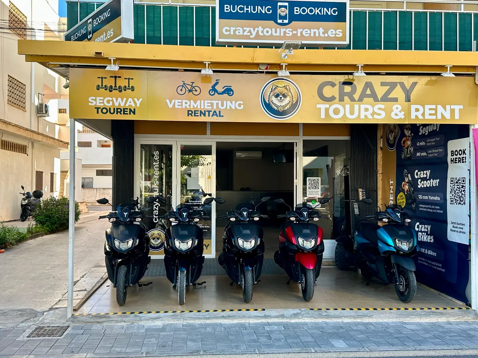 Station von Crazy Tours & Rent in Cala Millor mit Rollern vor dem Laden